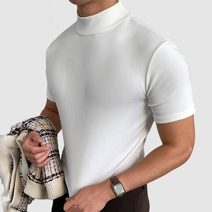Man draagt casual heren stand-collar stretch T-shirt. Stijlvolle en comfortabele look voor dagelijks gebruik, lente/zomer.