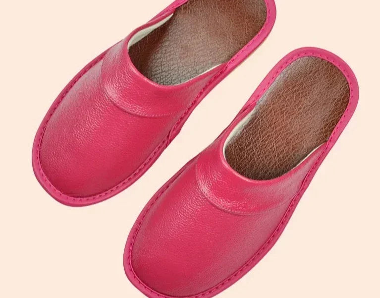 Zijzicht van comfortabele heren instappantoffels, ideaal als warm herenschoeisel voor thuis.