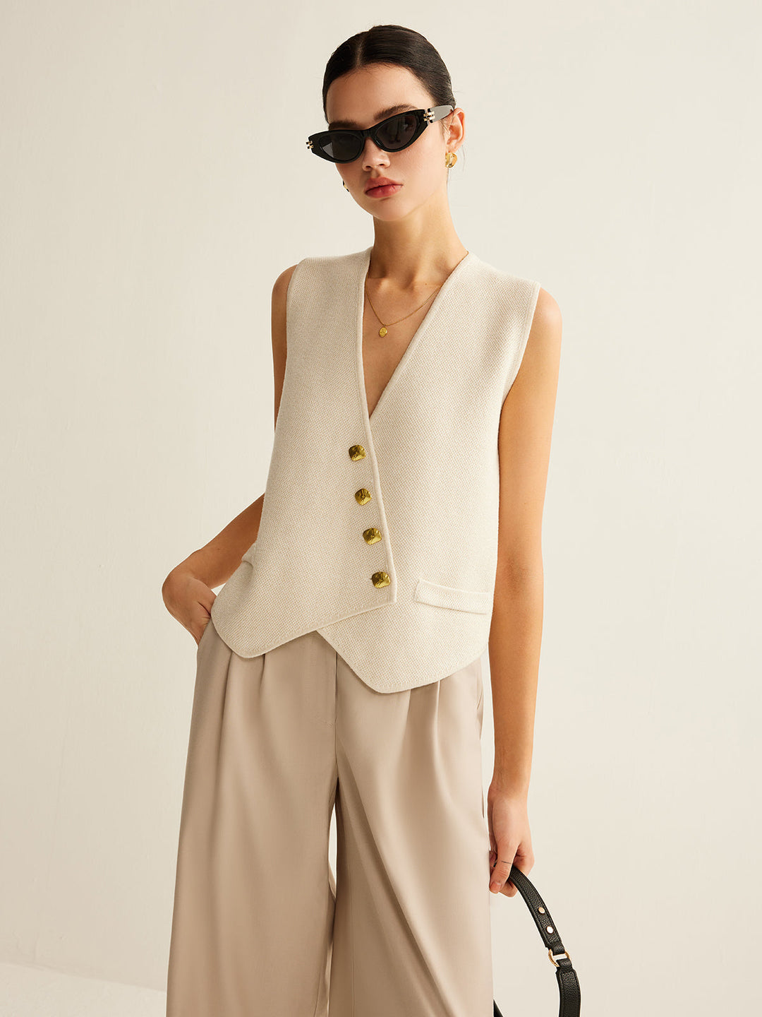 Dames asymmetrisch gebreid vest met knoopsluiting, elegant en comfortabel voor een stijlvolle look.