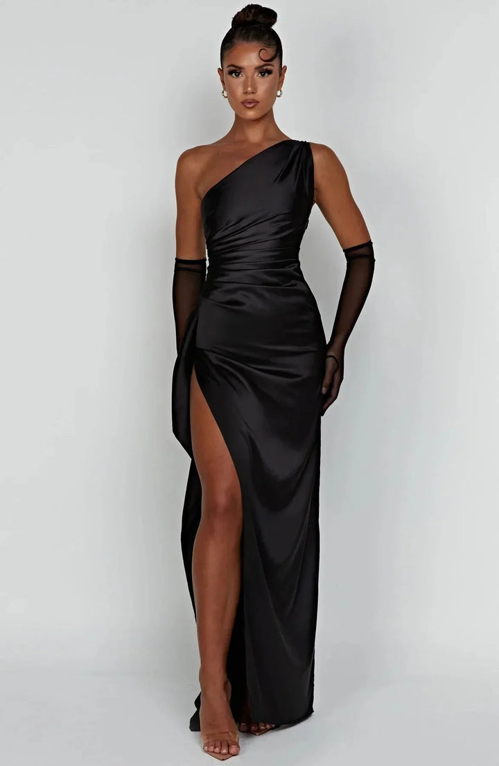 Glamoureuze avondjurk voor dames: één schouder, geplooide taille & een hoge split. Ideaal voor evenementen.