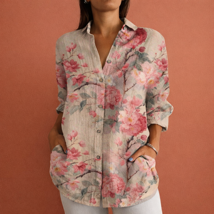 Trendy dameskleding: bedrukte blouse met bloemenprint, klassieke kraag en knoopsluiting, veelzijdig.