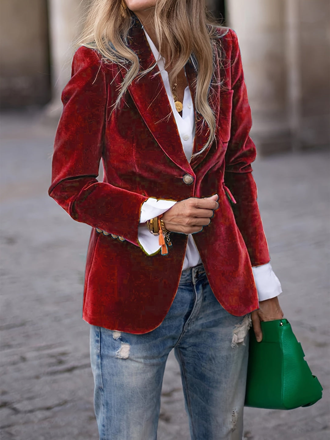 Dames blazer met gouden knopen en getailleerde pasvorm, perfect voor een elegante look.