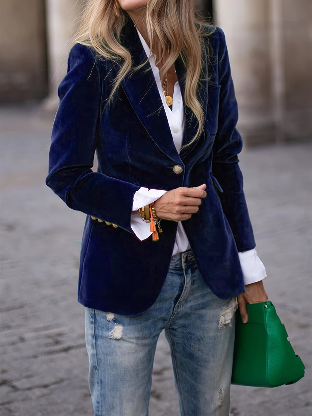 Casual chique dames blazer, getailleerd met opvallende gouden knopen, een must-have voor herfstmode.