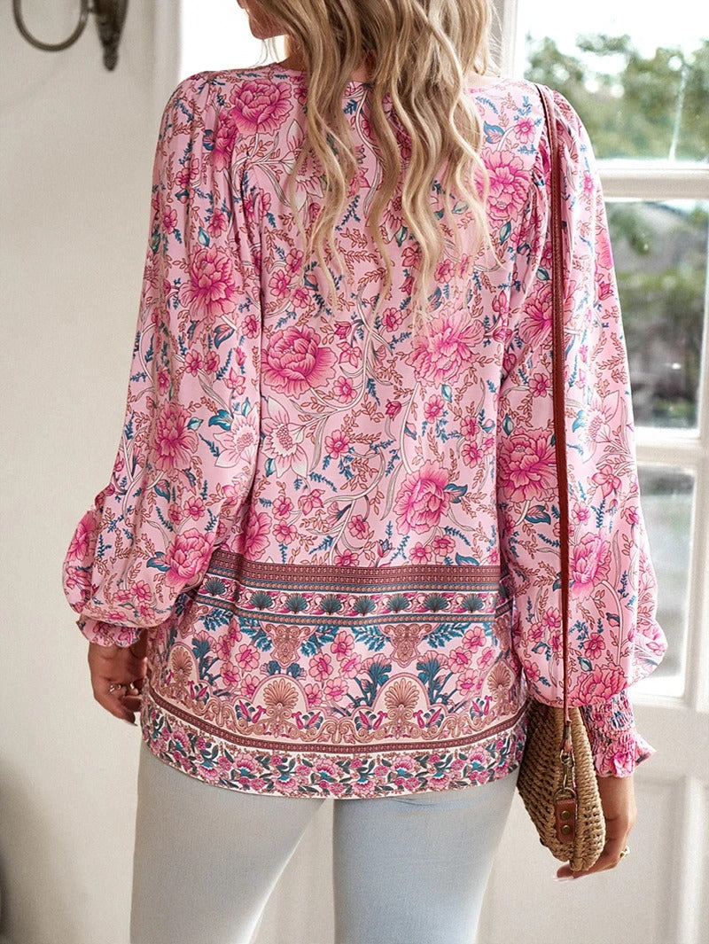 Achteraanzicht van de stijlvolle dames bloemenblouse