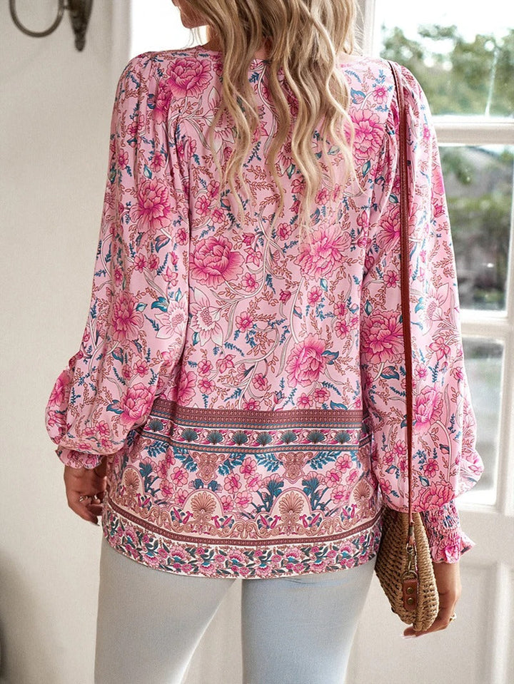 Achteraanzicht van de stijlvolle dames bloemenblouse