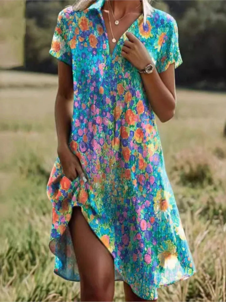 Elegante dames mini overhemdjurk met vrolijke bloemenprint en lange mouwen. Modieuze casual jurk, damesmode.