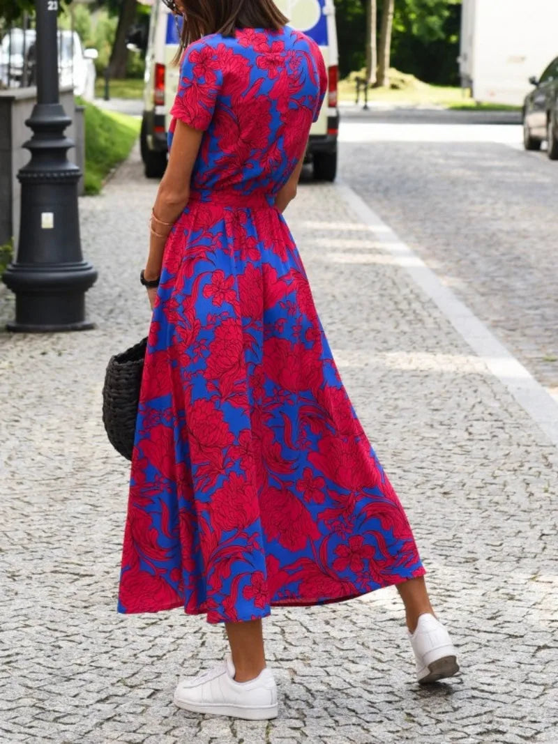 Achterkant van de dames bloemen wrap midi jurk met wikkeldesign