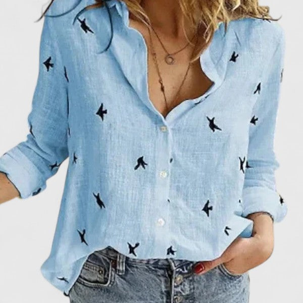 Dames blouse met verfijnde golvende revers, lange mouwen en complete knoopsluiting. Elegant en comfortabel.