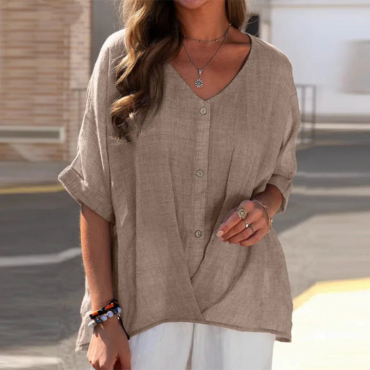 Lichte damesblouse met V-hals en oprolmouwen; comfortabele top perfect voor lente en zomer, casual of chic.