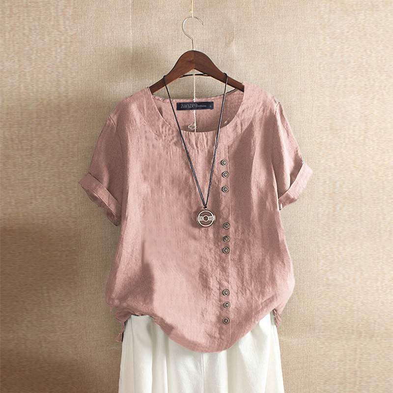 Roze damesblouse met ronde hals, opgerolde mouwen en uniek knoopdetail, gepresenteerd aan een hanger.