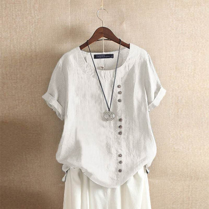 Stijlvolle witte dames top met button-down detail, perfect voor de zomer, met ruimte voor accessoires.
