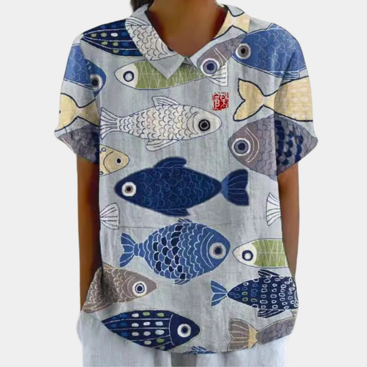 Casual zomerblouse voor dames met bohemien bloemenprint, korte mouwen en kraag. Ideaal voor relaxte dagen.