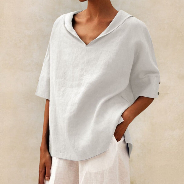 Chique gestylde damesblouse met korte mouwen, kraag en V-hals, perfect voor een elegante en zakelijke zomeroutfit.