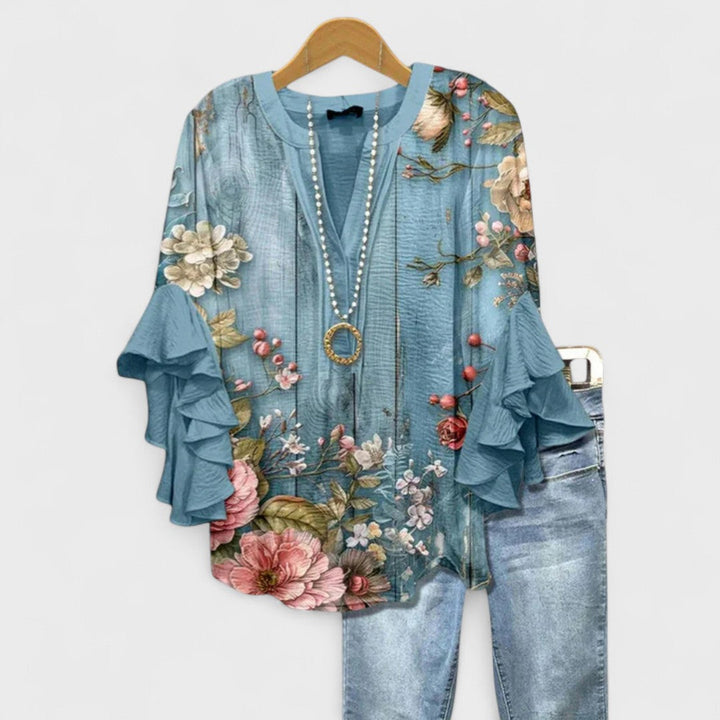 Damesblouse met diepe V-hals en golvende 3/4 volantmouwen, modieus en comfortabel.