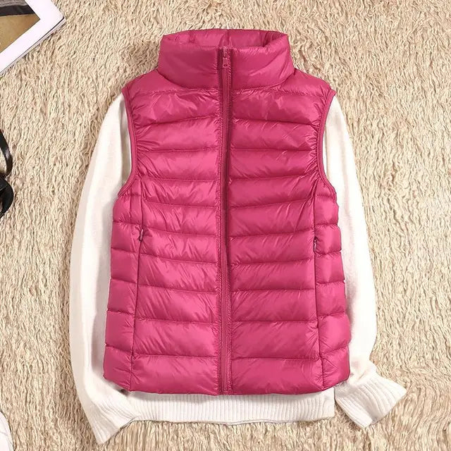 Modieus dames bodywarmer met een slanke pasvorm en een hoge, elegante kraag. Ideaal voor koude dagen.