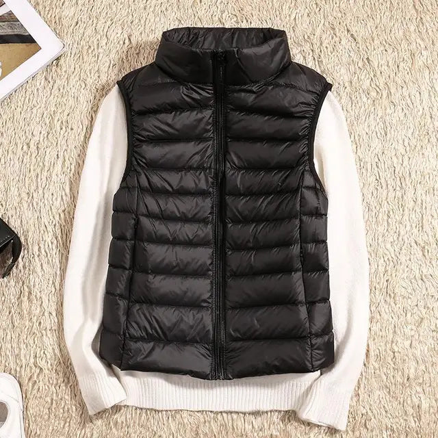 Moderne dames bodywarmer met verfijnde hoge kraag; benadrukt een slank en stijlvol figuur.
