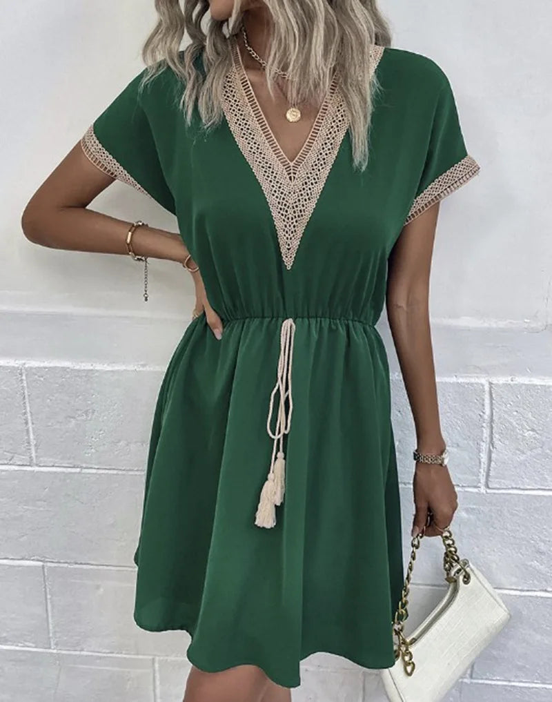 Achteraanzicht van elegante boheemse mini jurk voor dames, met subtiele kanten accenten en korte lengte.