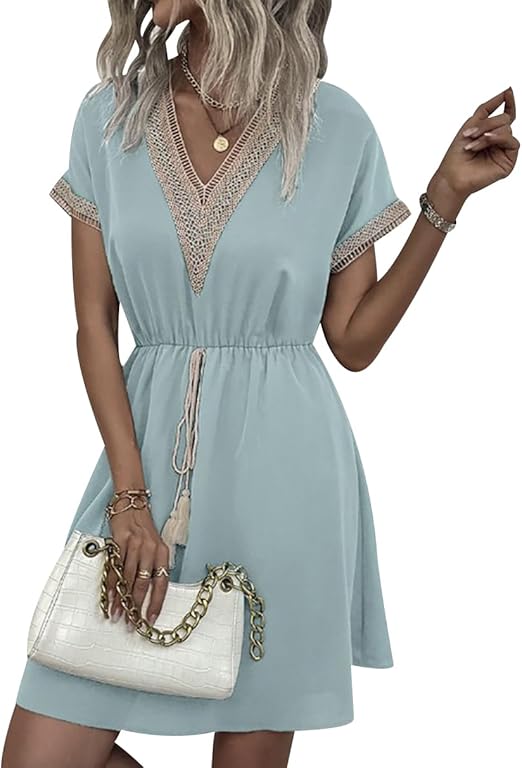 Vooraanzicht: modieuze dames boheemse mini zomerjurk met unieke kanten details, perfect voor de zomer.