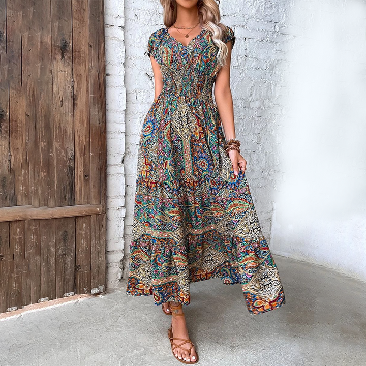 Veelzijdige dames boho jurk, maxi lengte en vloeiende pasvorm, perfect voor casual of chique zomer events.