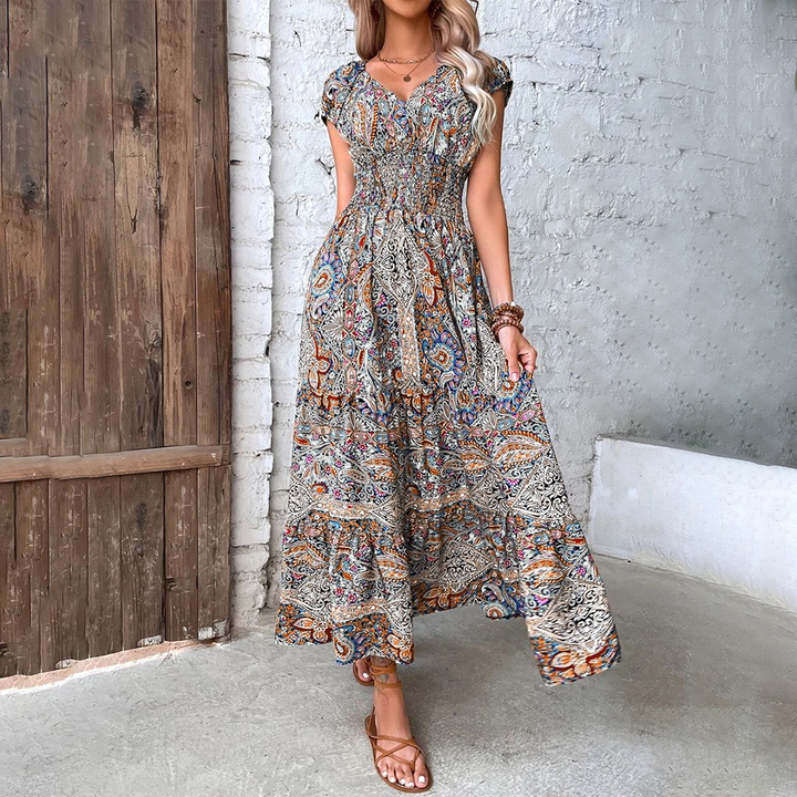 Vloeiende pasvorm dames maxi zomerjurk in boho stijl, comfortabel en elegant voor lentemode.