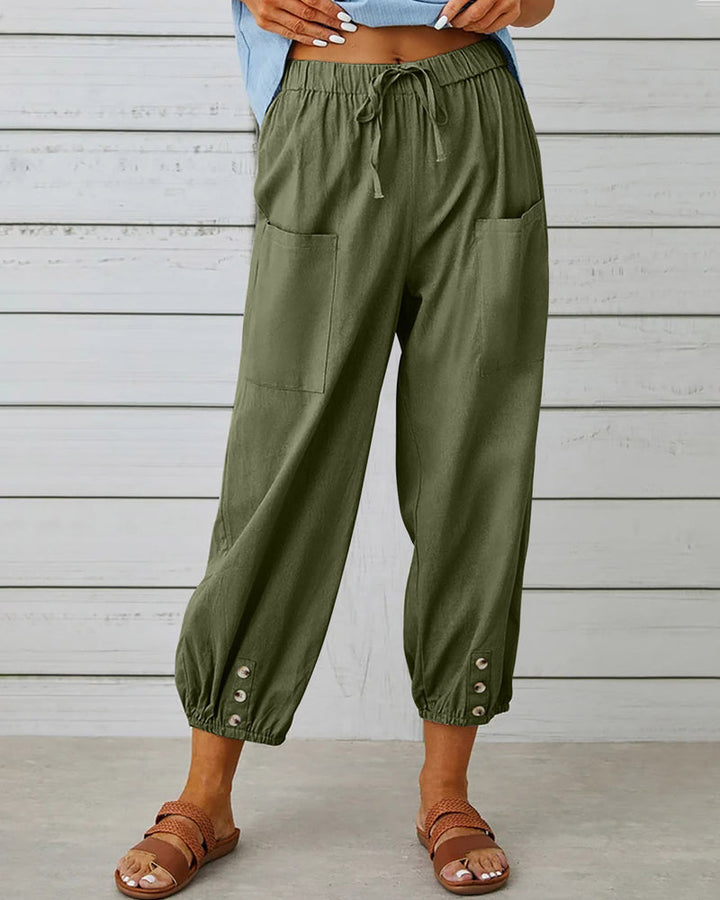 Damesbroek met rechte pijpen en een comfortabele pasvorm. Hoge taille en subtiele knoopaccenten.