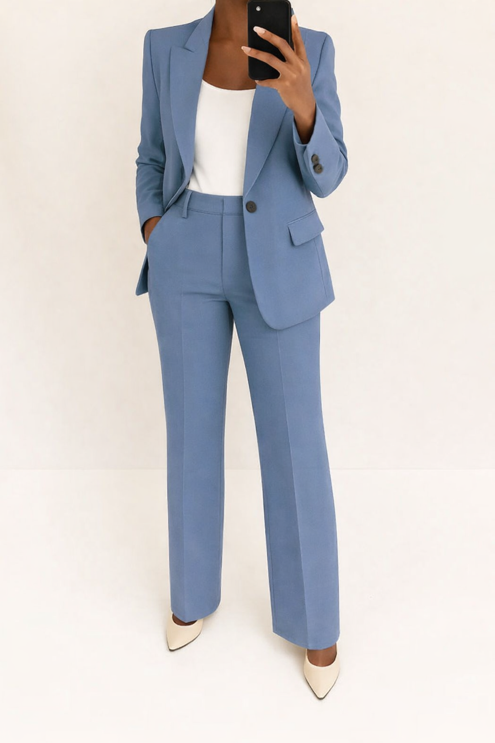Tweedelig dames pak: stijlvolle blazer en wijde pijpen broek, ideaal voor kantoorkleding en formele events.