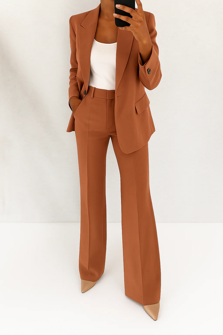 Elegant dames tweedelig pak: blazer en hoge taille wide leg broek voor een professionele uitstraling.