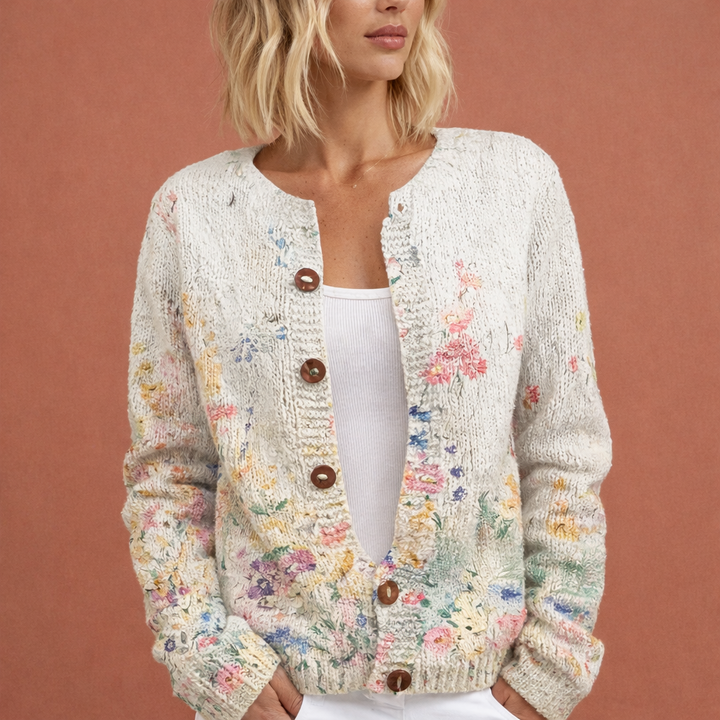 Elegant dames cardigan met subtiel bloemmotief, ideaal voor een stijlvolle herfstlook.