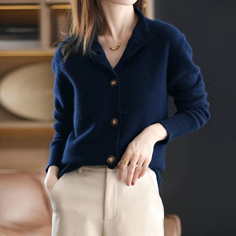 Warme dames cardigan voor winterkleding, gebreid met knopen voor een elegante uitstraling.