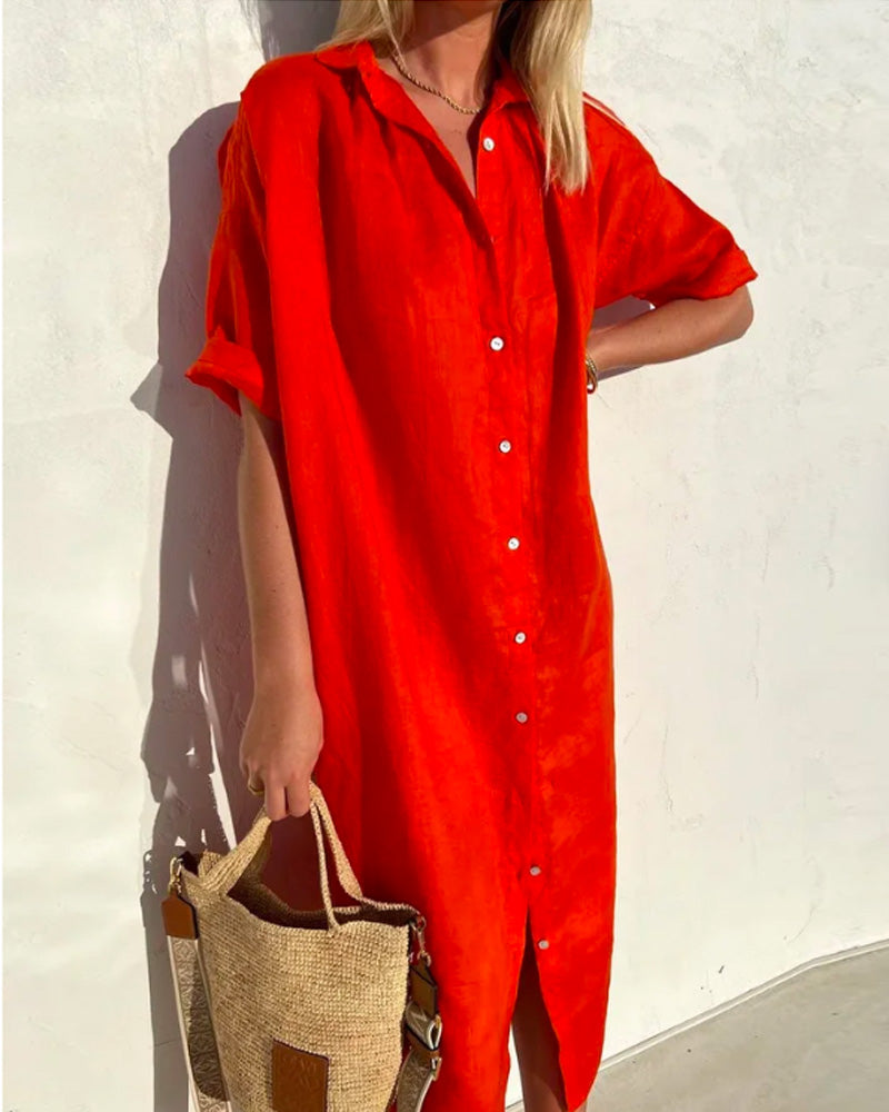 Model draagt comfortabele casual dames midi jurk. Blouse jurk, perfect voor zomer en lente mode.