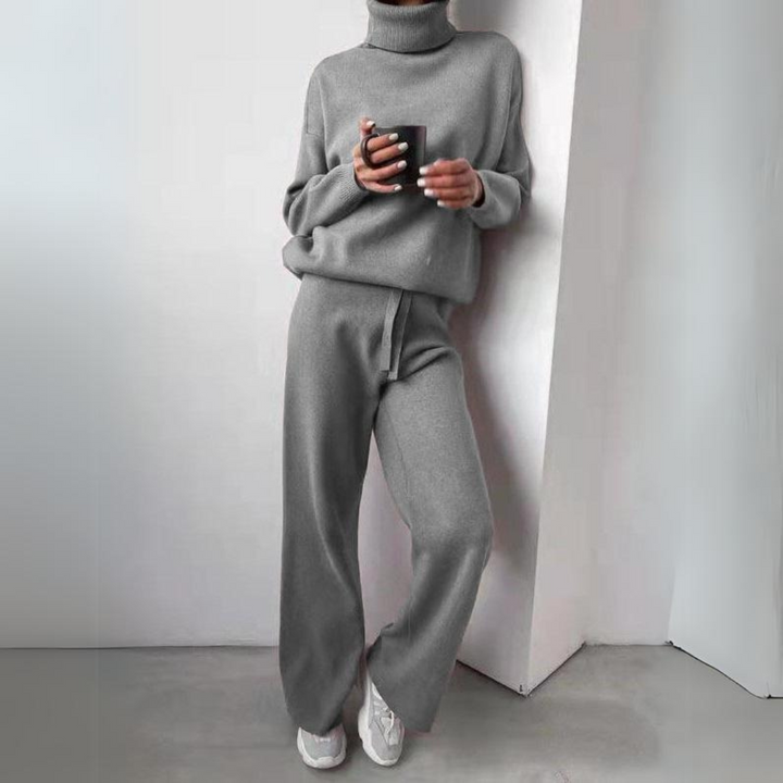 Dames comfort loungewear set met coltrui en joggingbroek. Ideaal huispak voor relaxte momenten thuis.