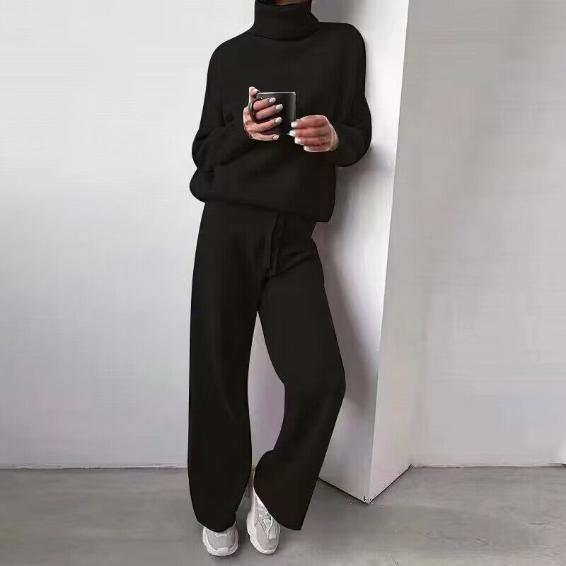 Relaxte pasvorm dames comfortset met trendy coltrui en bijpassende joggingbroek voor dagelijks gebruik.