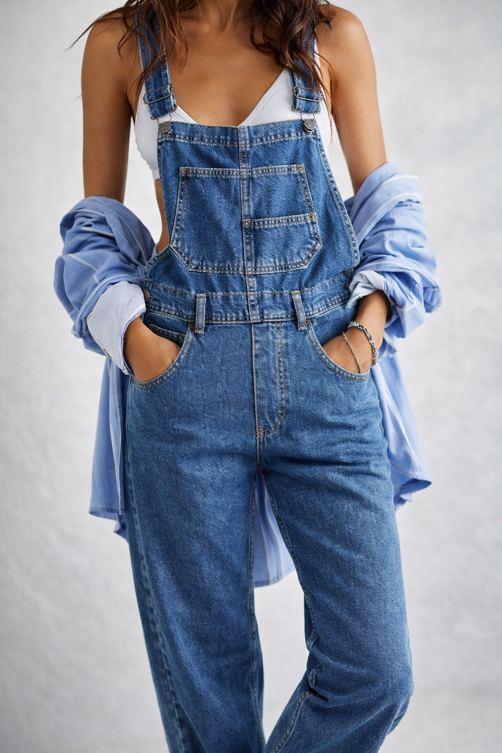 Blauwe dames tuinbroek met rechte pijpen, casual en comfortabel met een moderne denimlook.