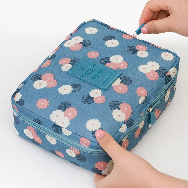 Multifunctionele compacte waterdichte reistas voor make-up en persoonlijke items.