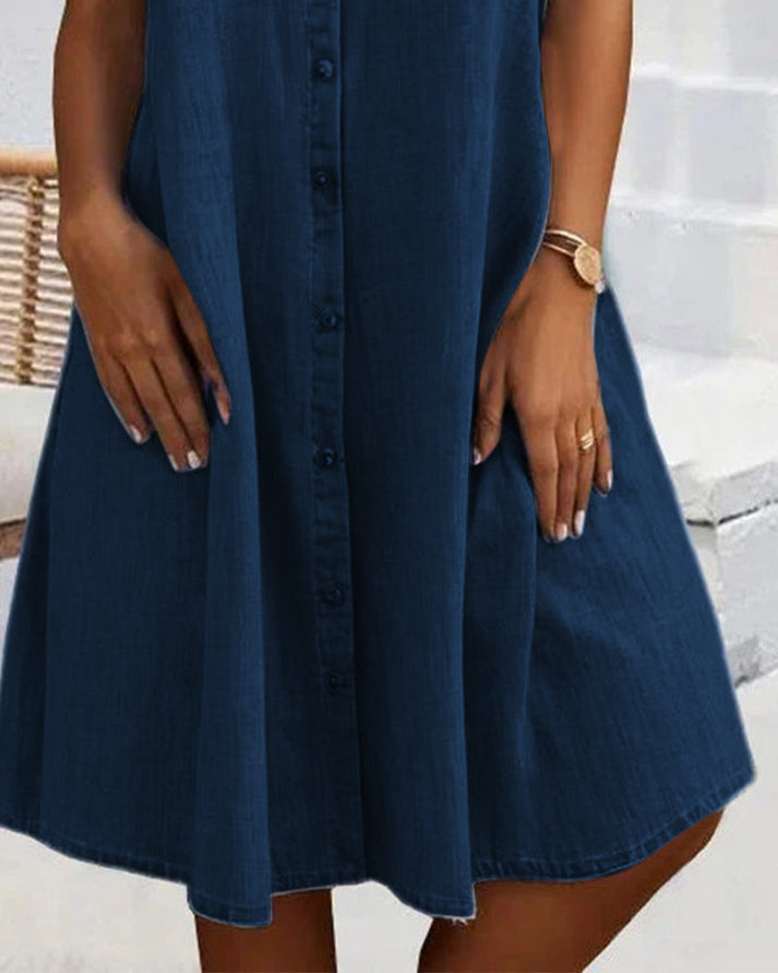 Voorzijde van de dames blousejurk. Trendy mini jurk met knopen, creëert een relaxte maar chique uitstraling.
