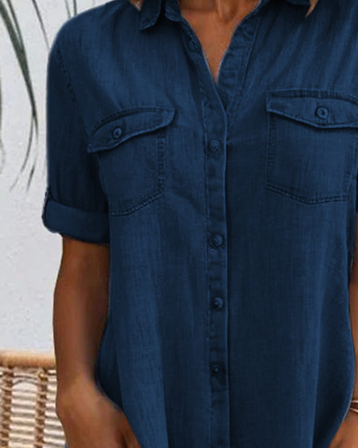Zij-aanzicht van deze comfortabele dames knoopjurk. Vloeiende blousejurk, perfect voor een elegante zomerstijl.