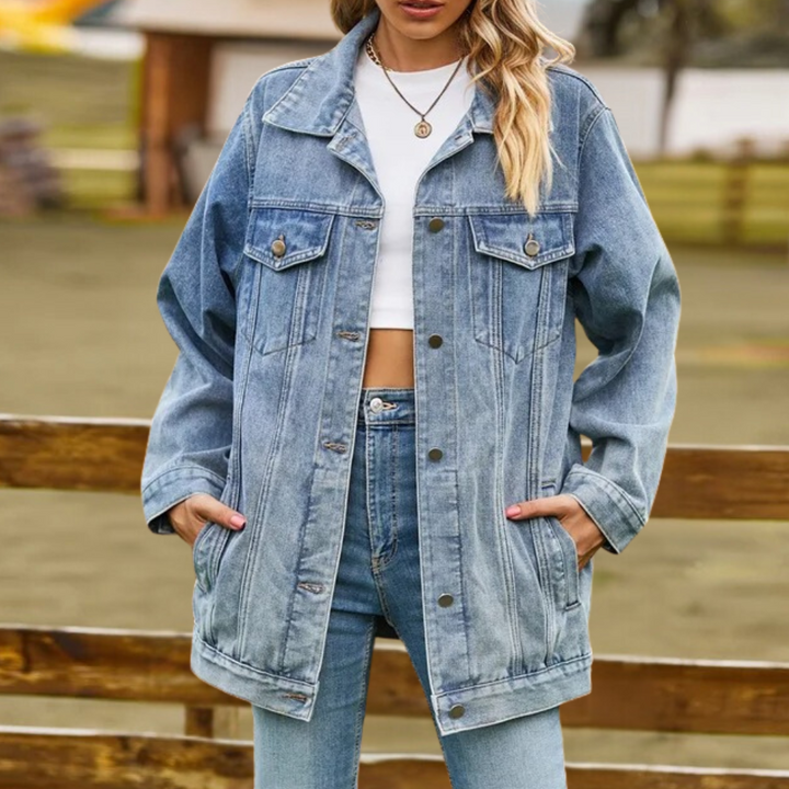 Dames denim zomerjack in blauw, stijlvol ontwerp met knopen en veelzijdige kleuren. Perfect voor casual en modieuze stijlen.