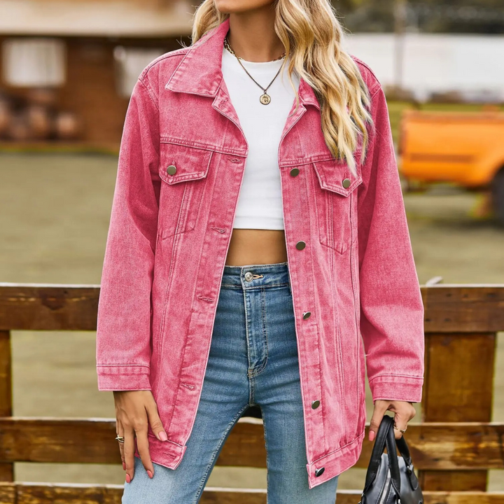 Dames denim zomerjack in blauw, stijlvol ontwerp met knopen en veelzijdige kleuren. Perfect voor casual en modieuze stijlen.