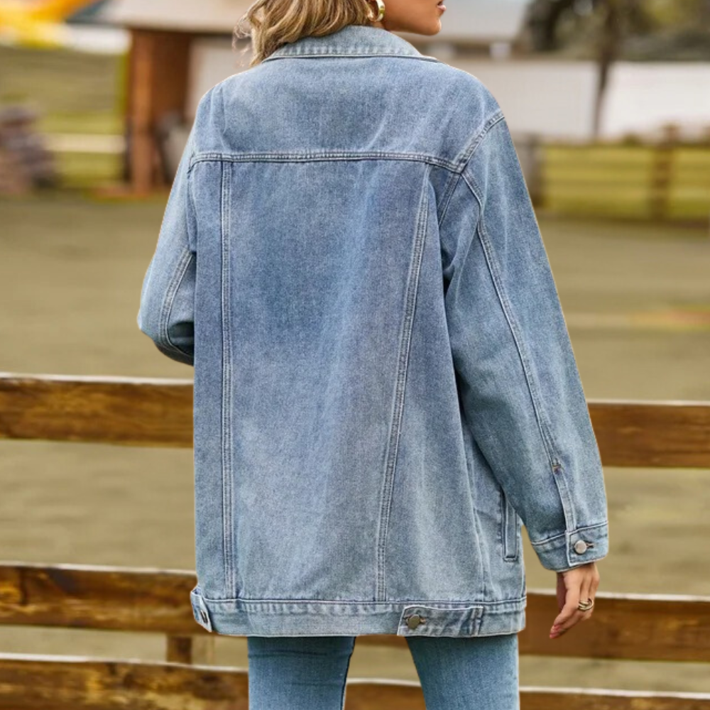 Dames denim zomerjack in blauw, stijlvol ontwerp met knopen en veelzijdige kleuren. Perfect voor casual en modieuze stijlen.