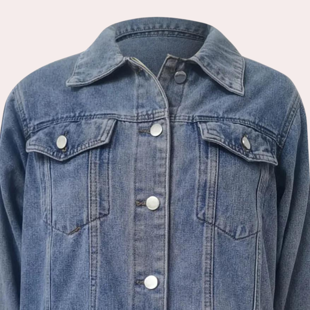 Dames denim zomerjack in blauw, stijlvol ontwerp met knopen en veelzijdige kleuren. Perfect voor casual en modieuze stijlen.