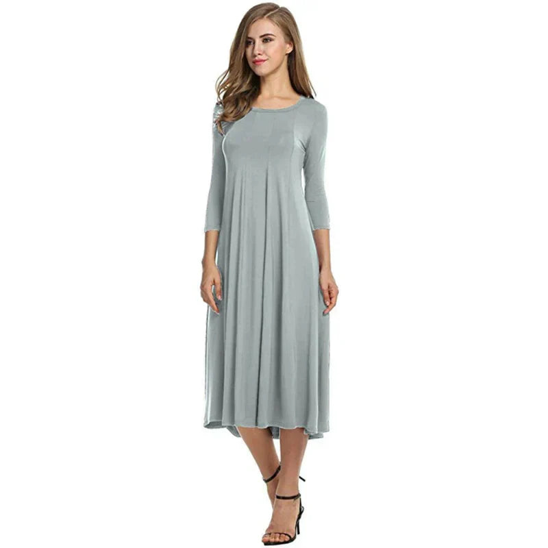 Driekwart mouwen op comfortabele midi zomerjurk voor dames met ronde hals. Stijlvol en modern design.