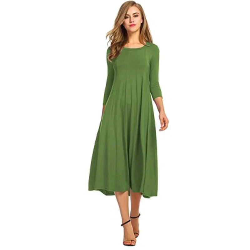Ronde hals en driekwart mouwen op comfortabele en elegante dames midi zomerjurk, een must-have.