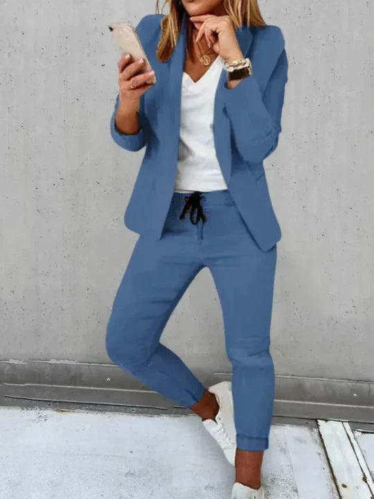 Stijlvolle dames blazer en broek set met elegante pasvorm. Een complete outfit voor zakelijke kleding of feestelijke gelegenheden.
