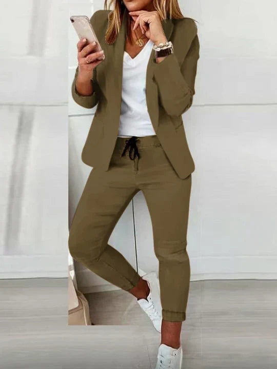 Dames complete outfit: stijlvolle blazer en broek set. Elegante pasvorm voor een comfortabel en modern zakelijk pak.