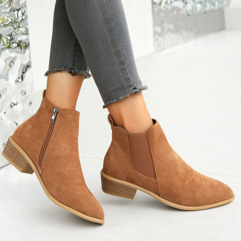 Dames enkellaarsjes met amandelneus en stabiele blokhak in bruin, ideaal voor herfst en winter.