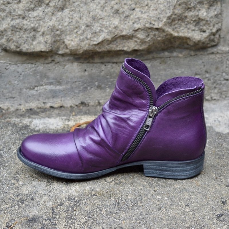 Trendy dameslaarsjes met blokhak en functionele zijrits. Comfortabele en veelzijdige schoenen voor een elegante uitstraling.