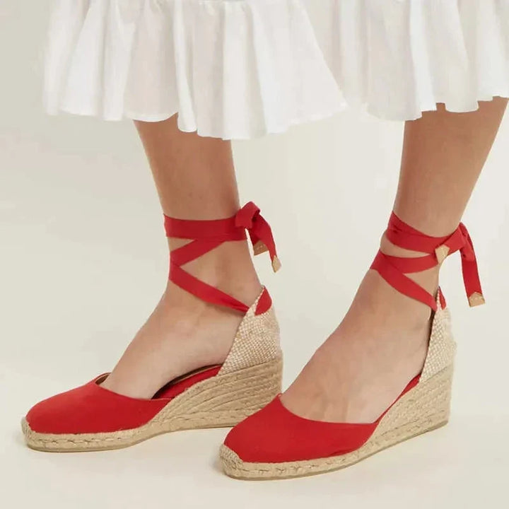 Zwarte elegante espadrille sandalen met sleehak en verstelbare enkelbandjes, comfortabel voor elke gelegenheid.