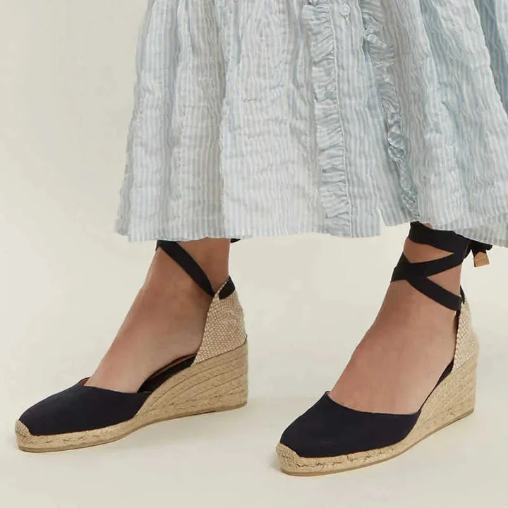 Rode zomerse espadrilles voor dames, voorzien van een comfortabele sleehak en sierlijke enkelbandjes.