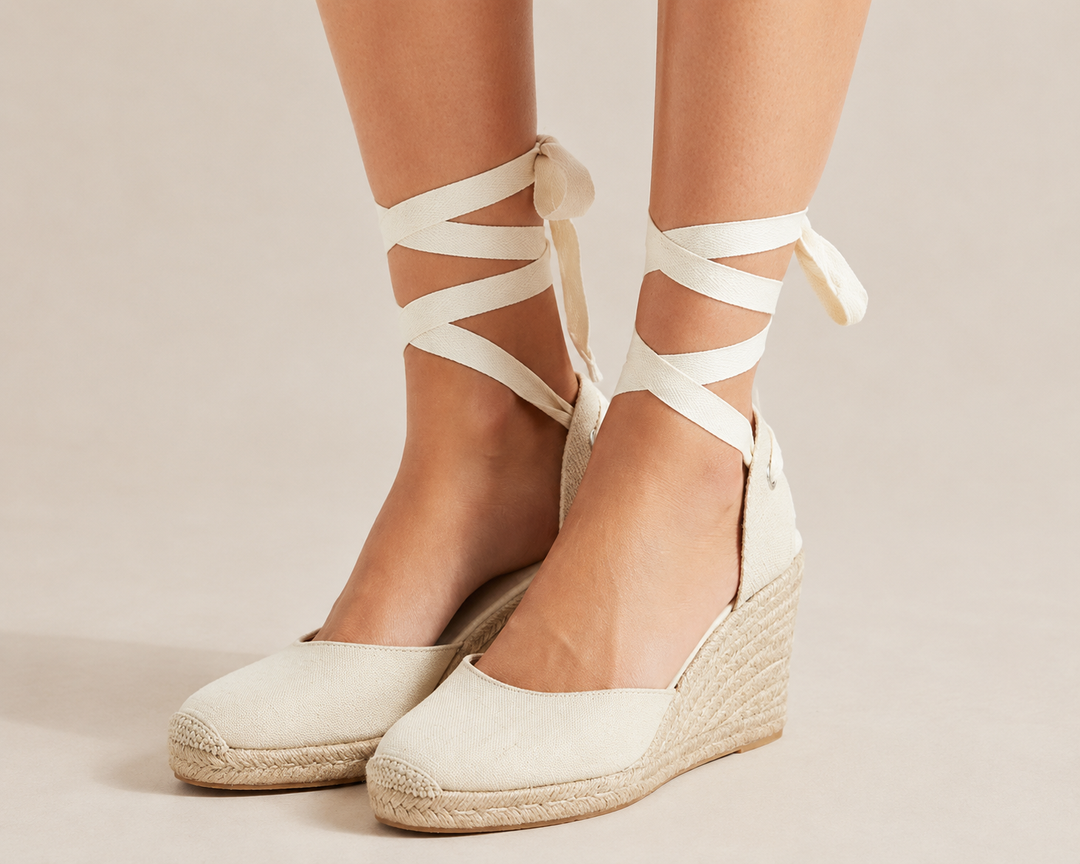 Witte dames espadrilles op sleehak met trendy enkelbandjes, ideaal voor strandmode en vakantie outfit.