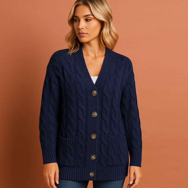 Trendy gebreid damesvest met ruime voorzakken, ideaal voor een comfortabele en modieuze look in de herfst/winter.